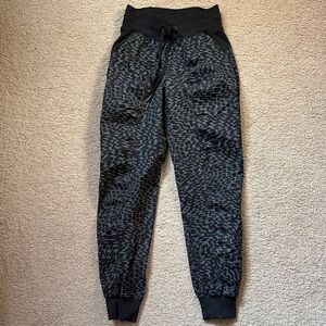 lululemon athletica womens Black & Charcoal Camo dance studio Joggers